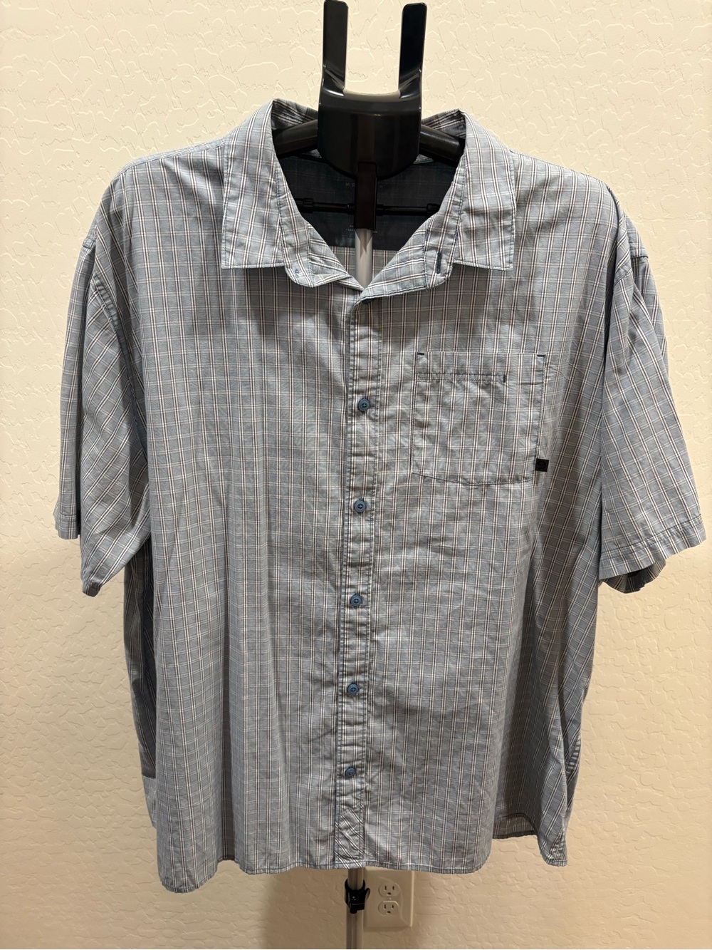 Mountain Hardwear Men's Light Blue Plaid Short-Sleeve Button-Down Shirt